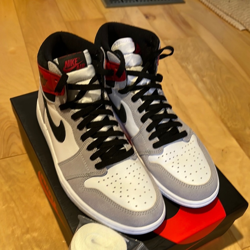 Air Jordan 1 Light Smoke Grey